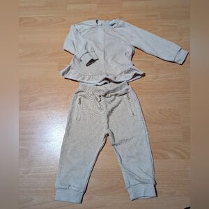 🛍️4 For $15🛍️Kardashian Kids Cream Sweatshirt and Jogger Set Cream/Gold Style
